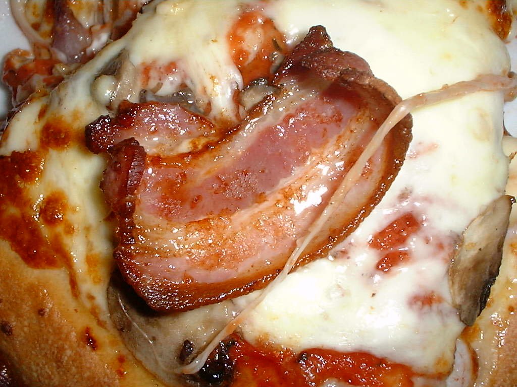 Pizza Hut pizza 01.jpg